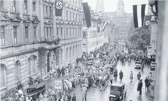  ?? FOTO: STADTARCHI­V STUTTGART ?? Das Hotel Silber (links) in Stuttgart 1933: Zu dieser Zeit kein Hotel mehr, sondern Polizeizen­trale – und bald Gestapo.