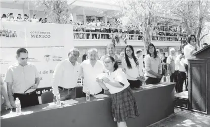  ?? FOTO: JORGE COTA ?? > Alumnos del Conalep 045 de Los Mochis reciben la beca Benito Juárez.