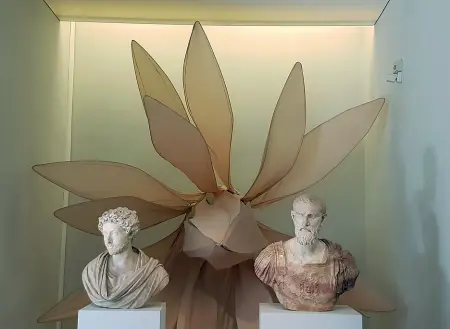  ??  ?? Passato e presente La mostra «Arteologia» al Museo Archeologi­co di Venezia