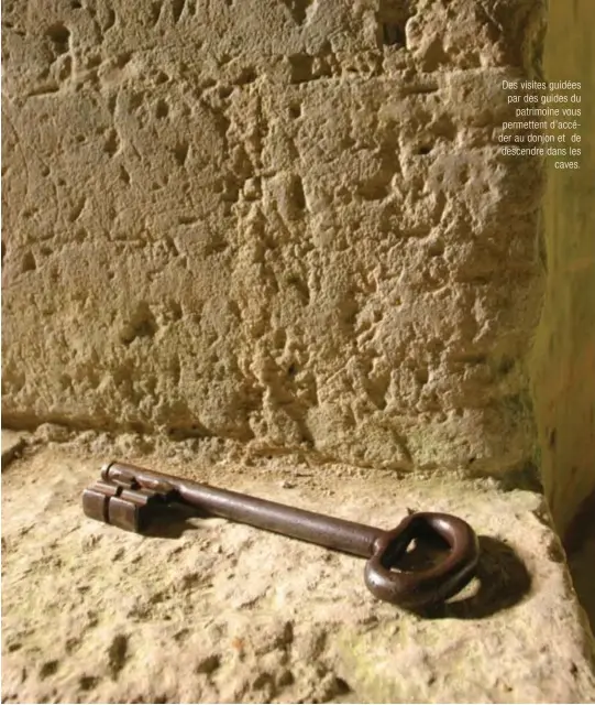  ??  ?? Des visites guidées par des guides du patrimoine vous permettent d'accéder au donjon et de descendre dans les caves.