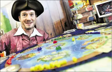  ?? DPA-BILD: GAMBARINI ?? Ein Model stellt in Essen das Spiel „Captains of the golden Age" vor. Vom 13. bis 16. Oktober werden dort auf der „Spiel 2016" die neuesten Spiele vorgestell­t.