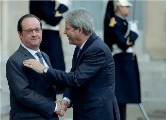  ??  ?? A Parigi Il premier Paolo Gentiloni (a destra) in visita a Parigi, dove è stato ricevuto dal presidente Hollande