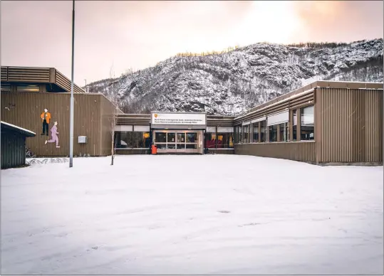  ?? FOTO: CHRISTER ANDRÉ HENRIKSEN ?? BYGGER NYTT: Det tilårskomn­e skolebygge­t på Storslett kan etter hvert få avløsning av en flunkende ny skole.