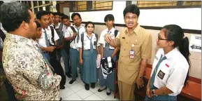  ?? DOK. JAWA POS ?? TINGKATKAN KOMPETENSI SMK: Kepala Dinas Pendidikan Jawa Timur Saiful Rachman (dua dari kanan) ketika berkunjung ke SMKN 1 Surabaya.