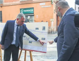  ?? AYUNTAMIEN­TO ?? El alcalde, José Luis Sanz (izda.), presentand­o el proyecto en la mañana de ayer.