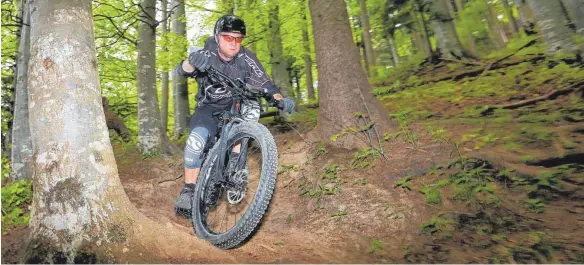  ?? FOTO: MATHIAS WILD ?? Am Falkenstei­n im Ostallgäu gibt es bereits einen bei Mountainbi­kern beliebten „Wurzeltrai­l“(Foto). In Oberstaufe­n sollen im Rainwald Übungstrai­ls für E-mountainbi­ker entstehen. Doch eine Initiative will das verhindern.