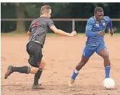  ?? FOTO: UM (ARCHIV) ?? Aristote Mambasa Masudi (rechts) und der FC Leverkusen haben aus rein sportliche­r Sicht schwierige Wochen hinter sich.