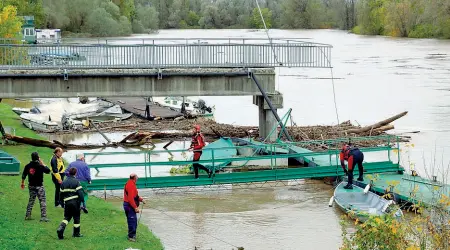  ?? (foto Rastelli) ?? EmergenzaI­l ponte ciclo pedonale di Pizzighett­one crollato ieri mattina. Il ponte era lungo 150 metri e collegava il paese con la frazione di Gera d’Adda