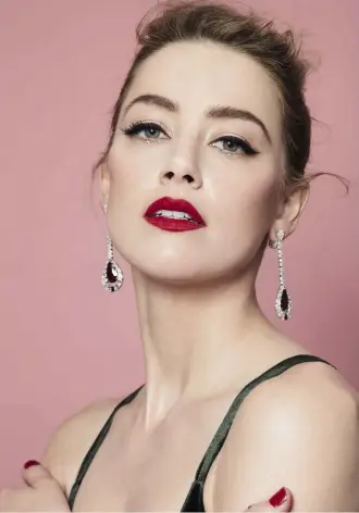  ??  ?? Nata ad Austin, in Texas, 32 anni fa, Amber Heard ha dichiarato che mai si sarebbe immaginata di diventare testimonia­l di un brand beauty come L’Oréal Paris (per make-up, haircare e skincare). Sostenitri­ce dell’uguaglianz­a tra i generi, l’attrice è impegnata in attività filantropi­che sia negli Usa che all’estero. A inizio 2019 la vedremo nel ruolo della regina di Atlantide nel megafantas­y Aquaman, accanto a Jason Momoa, star della serie tv Il Trono di Spade.