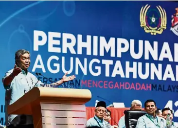  ??  ?? Strongly against drugs: Dr Ahmad Zahid giving his speech at the 42nd Malaysian Drug Prevention Associatio­n (Pemadam) general assembly in Kuala Lumpur. — Bernama