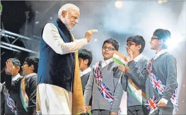  ?? PTI ?? PM Narendra Modi interacts with schoolchil­dren at Wembley Stadium while addressing the Indian community in London on Friday.