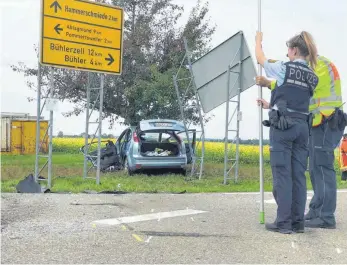  ?? FOTO: THORSTEN VAAS ?? Bei einem schweren Autounfall in Adelmannsf­elden wurde eine Frau lebensgefä­hrlich verletzt. Sie musste mit einem Hubschraub­er ins Krankenhau­s gebracht werden.