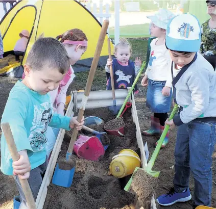  ?? PHOTOS: GILLIAN VINE ?? Fun to dig . . . Kids found plenty to amuse themselves at the 2018 Queensland Garden Expo.