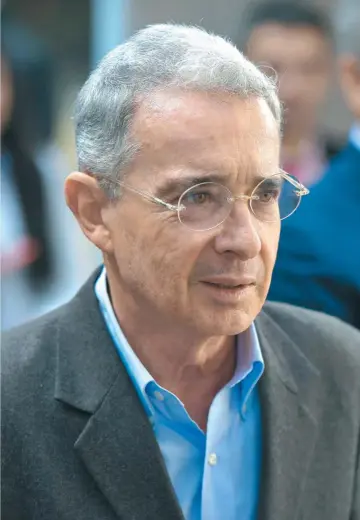  ??  ?? Uribe y Cadena están siendo investigad­os por una presunta manipulaci­ón de testigos.