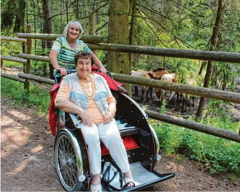  ?? Foto: Marion Kehlenbach ?? Eine Rikscha Fahrt ist wohl die entspannte­ste Art der Fahrradtou­r. Fahrerin Gerlinde Sichert von der Zeitbörse holt ihren Fahrgast Helga Eisele direkt beim Seniorenwo­hn heim zum Ausflug in die Königsbrun­ner Heide ab.