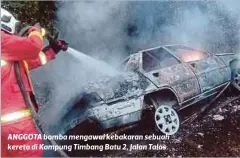  ?? FOTO ?? ANGGOTA bomba mengawal kebakaran sebuah kereta di Kampung Timbang Batu 2, Jalan Talas.