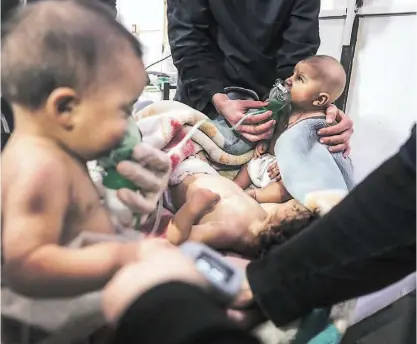  ??  ?? Neste domingo, crianças recebiam tratamento após um ataque na região de Ghouta