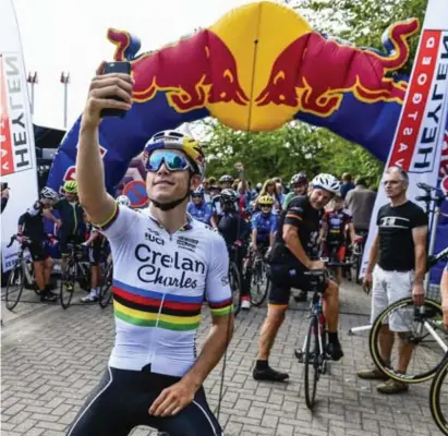  ?? GREGORY VAN GANSEN
FOTO ?? Wout van Aert maakte op zijn fandag tijd voor een fietstocht­je en selfies, ook voor zijn eigen collectie.