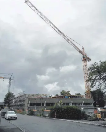  ?? FOTO: OLIVER LINSENMAIE­R ?? In der Danziger Straße 3 in Weingarten wird schon fleißig gebaut.