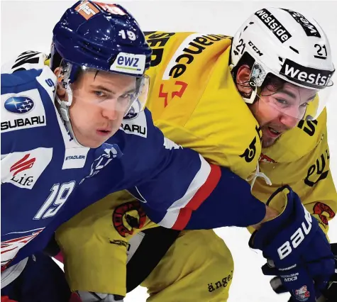  ?? KEY ?? ZSC-Stürmer Reto Schäppi drängt den neuen SCB-Captain Simon Moser zur Seite – es gilt, den dritten Berner Titel in Folge zu verhindern.