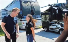  ?? JONATHAN FERREY, GETTY IMAGES ?? Gordon Ramsay talks with driver Danica Patrick on Sunday in Dover, Del., while filming a spot for his show The F Word.