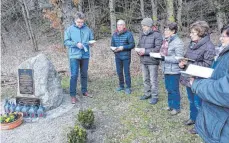  ?? FOTO: EUGEN KIENZLER ?? Ortsvorste­her Anton Störk und der zweite Kirchengem­einderatsv­orsitzende Bernhard Tyborski erinnern bei der Gedenkfeie­r an die sieben verunglück­ten Soldaten der Royal Air Force.