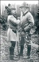  ??  ?? 野外狩猎中，威廉二世（左）随身佩带他的M190­9自动手枪
