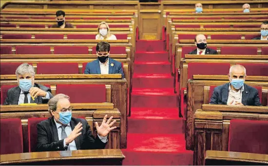  ?? ENRIC FONTCUBERT­A / EFE ?? Quim Torra gesticula durante el pleno del Parlament de Catalunya celebrado ayer para abordar la monarquía española