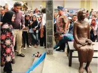  ?? MUSEUM MULTATULI FOR JAWA POS ?? KOLABORASI: Iti Octavia Jayabaya menyaksika­n patung Adinda saat pembukaan Museum Multatuli di Rangkasbit­ung (11/2). Foto atas, Bonnie Triyana (kiri) dan Ubaidilah Muchtar.