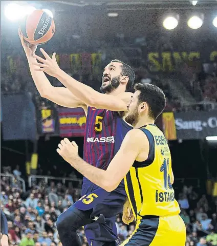  ?? FOTO: MANEL MONTILLA ?? Avance de Ribas hacia el aro. El Barça no pudo imponerse al Fenerbahçe en el Palau, en el partido de la primera vuelta