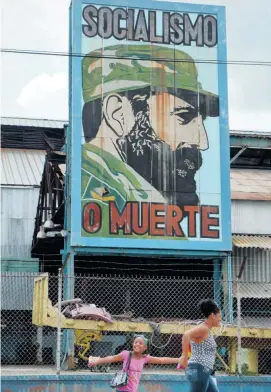  ??  ?? Auch die Parole »Sozialismu­s oder Tod« ist in der kubanische­n Öffentlich­keit präsent.