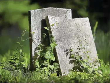  ?? CATHERINE AVALONE - NEW HAVEN REGISTER ?? A broken gravestone at the State Street Cemetery at 2150 State Street in Hamden photograph­ed Friday was establishe­d in 1799.