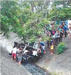  ?? FOTO ENVIADA PARA O ZAP ZAP DO MEIA HORA ?? Van foi parar dentro de córrego em Campo Grande, na Zona Oeste