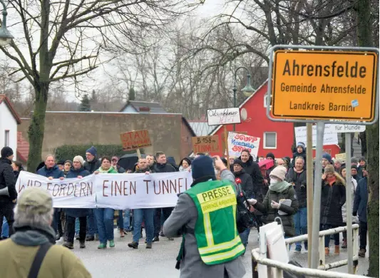  ?? ?? Demonstrat­ion hin zum Ortsausgan­g der Bundesstra­ße 158