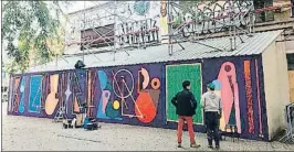  ?? . ?? Una mica de color. Els murals de Difusor compensen una mica les pintades i bastides que enlletgeix­en encara més el malparat equipament