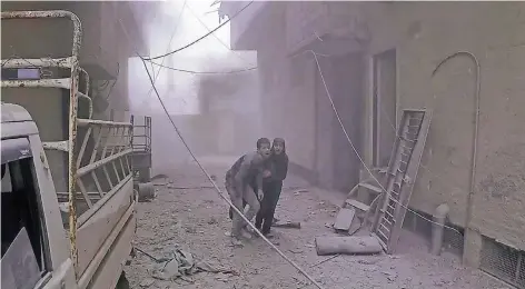  ?? FOTO: DPA ?? Am meisten leiden die Zivilisten: Mehrere Viertel in Ghouta, einem Vorort von Damaskus, wurden bei Luftangrif­fen getroffen.
