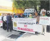  ??  ?? SE DEJAN SENTIR. Un grupo de ciudadanos aprovechó la visita del Senado al Teatro Yagüez ayer para manifestar su oposición al cierre del zoológico.