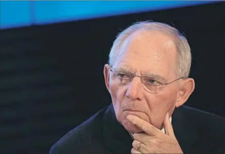  ?? KRISZTIAN BOCSI / BLOOMBERG ?? Wolfgang Schäuble, ministro de Finanzas alemán, aprieta las tuercas al BCE
