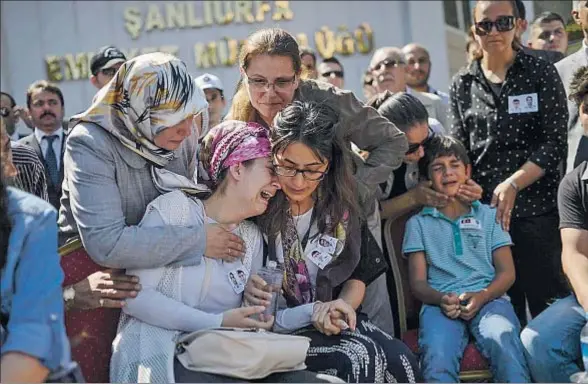  ?? BULENT KILIC / AFP ?? Funeral, ayer en Sanliurfa, por los dos policías asesinados en su casa por el PKK el pasado miércoles