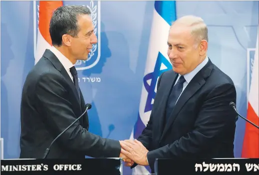  ?? ] Reuters ] ?? Christian Kern und Benjamin Netanjahu besiegeln die österreich­ischisrael­ische Freundscha­ft. Der Bundeskanz­ler lud den Premier zu einem Gegenbesuc­h nach Wien ein.