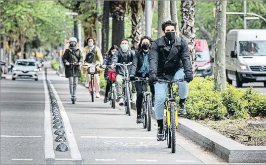  ?? ANA JIMÉNEZ ?? Un 72% dels ciclistes asseguren que es deixen la mascareta posada durant els desplaçame­nts en bici encara que no sigui obligatori