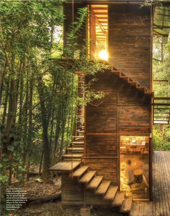  ??  ?? La intención fue crear un ambiente de interior/exterior para dar la sensación de estar entre el bosque, sobre plataforma­s a la altura de los árboles, pero con toda la comodidad de una casa.
