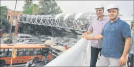  ?? SONU MEHTA/HT ?? PWD minister Satyendra Jain and deputy CM Manish Sisodia inspect the skywalk.