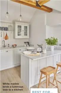  ??  ?? WHITE MARBLE LENDS A LUMINOUS LOOK TO A KITCHEN