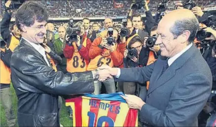  ?? JUAN CARLOS CARDENAS. / EFE ?? Mario Kempes, homenajead­o en Mestalla en el año 2011, fue nombrado “embajador” en el 2013