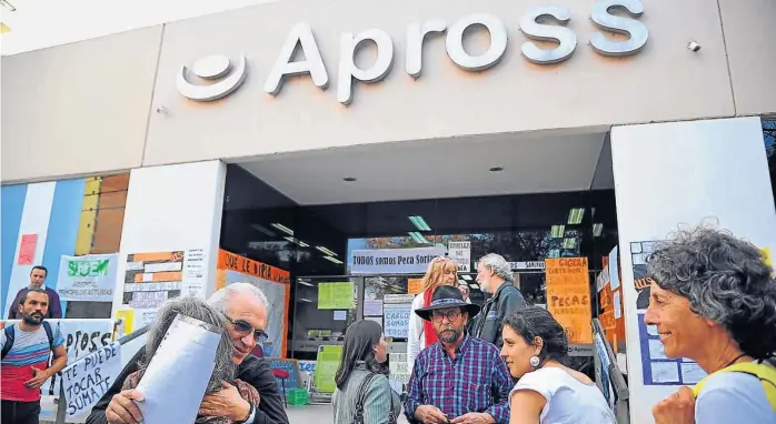  ?? (SERGIO CEJAS) ?? Día 19 de huelga de hambre. El médico Carlos Soriano protesta frente a Apross por la cobertura de una cirugía. A diario recibe el apoyo de vecinos, de entidades y de artistas.