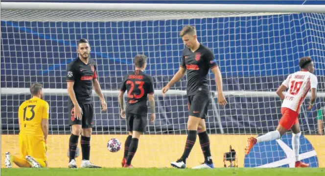  ??  ?? Los futbolista­s del Atlético se lamentan tras el gol de Adams en el minuto 88, el que dio el pase a semifinale­s al Leipzig.