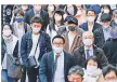  ?? FOTO: DPA ?? Menschen in Tokio tragen im November Mundschutz.