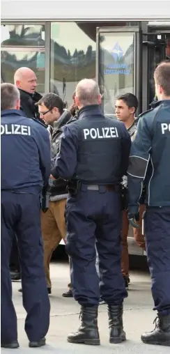  ?? Foto: dpa/Sebastian Willnow ?? Mehr Abschiebun­gen bedeuten für die Polizei mehr Arbeit.