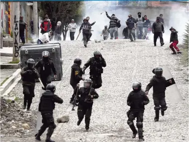  ?? JUAN KARITA AP ?? Supporters of former President Evo Morales clash with police in La Paz, Bolivia, on Monday.